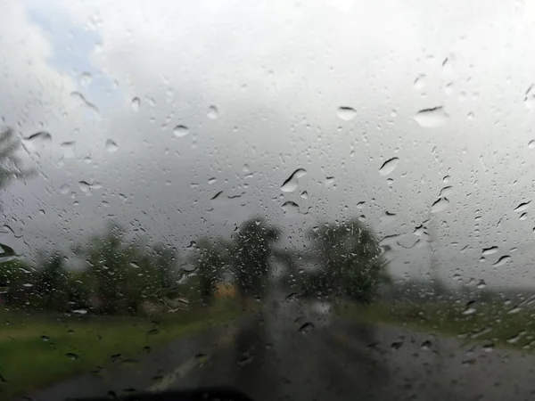 Gotas Lluvia Ventana Vidrio Del Coche Con Carretera Temporada Lluvias — Foto de Stock