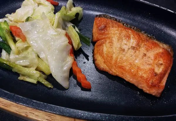 Filete Salmón Con Verduras Una Sartén — Foto de Stock