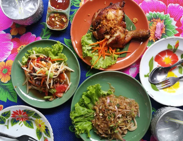 Som Tam Thai Тайский Зеленый Салат Папайи Курицей Гриль — стоковое фото