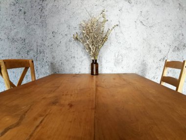 Ürün gösterimi için boş tahta tablo ve beton duvar arkaplanı