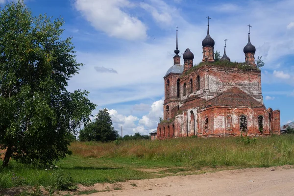 Старая православная церковь нуждается в ремонте — стоковое фото