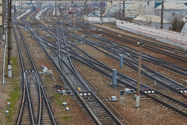 Železnice ve městě a výhled na nádraží — Stock fotografie