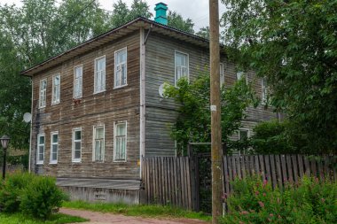 Bir taşra kasabasındaki eski ahşap bina.