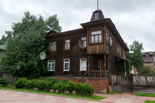 Gammal träbyggnad i en provinsstad — Stockfoto