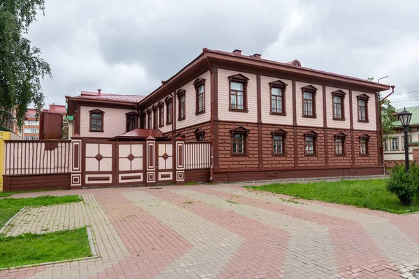 Bir taşra kasabasındaki eski ahşap bina.