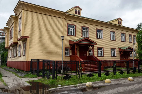 Bir taşra kasabasındaki eski ahşap bina.