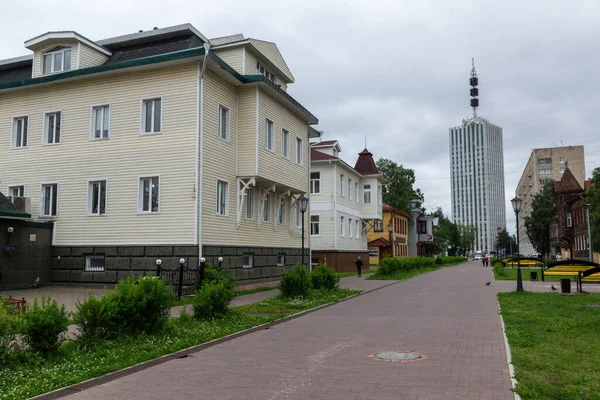 Stará dřevěná budova v provinčním městě — Stock fotografie