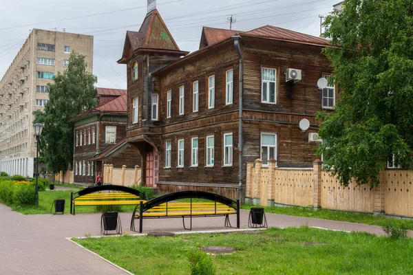 Стара дерев'яна будівля в провінційному місті — стокове фото