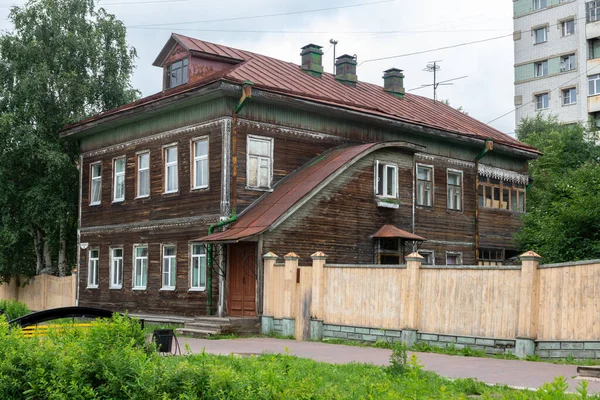 Old wooden building in a provincial town — Stock Photo, Image