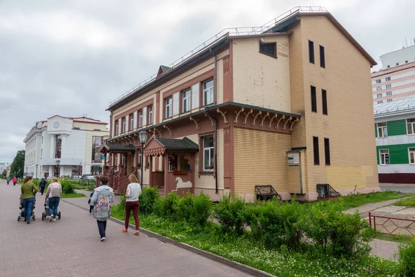 Старое деревянное здание в провинциальном городе — стоковое фото