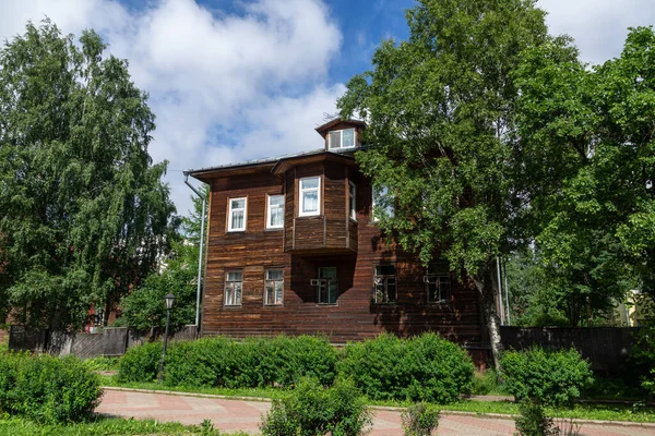 Стара дерев'яна будівля в провінційному місті — стокове фото