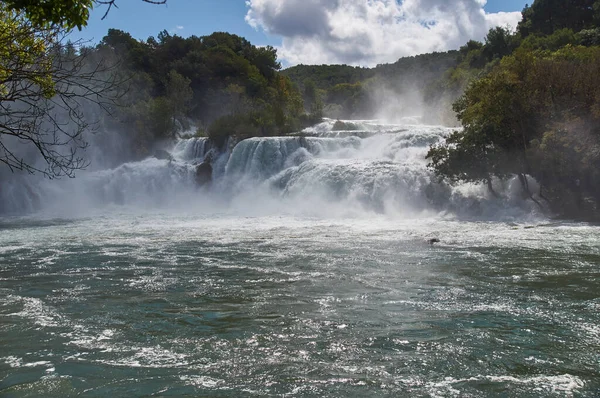 Hırvatistan 'ın Krka Ulusal Parkı' nın ana şelalesi. Donmuş suyun etkisi..