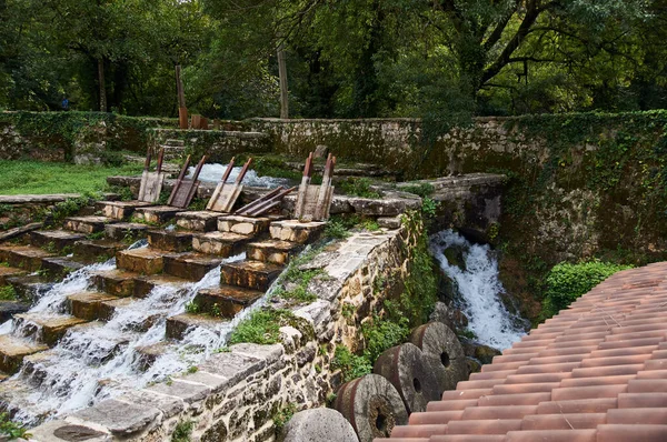 Hırvatistan 'ın Krka Ulusal Parkı' nın ana şelalesi. Donmuş suyun etkisi..