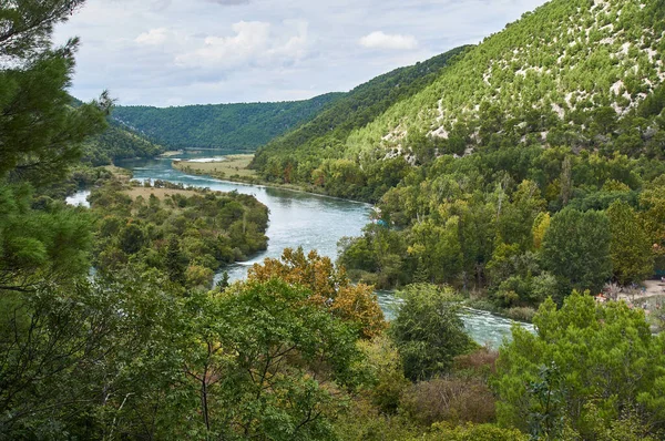 Hırvatistan 'ın Krka Ulusal Parkı' nın ana şelalesi. Donmuş suyun etkisi..