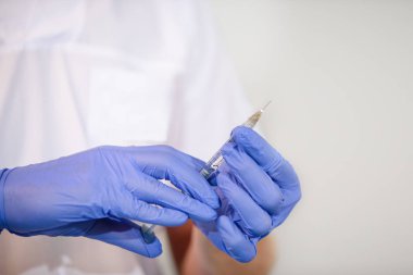kız ne plastik tıbbi klinik işleminde; Doktor büyütme operasyonu dudak; Dudak enjeksiyon işlemi