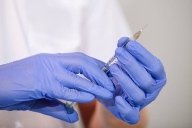 kız ne plastik tıbbi klinik işleminde; Doktor büyütme operasyonu dudak; Dudak enjeksiyon işlemi