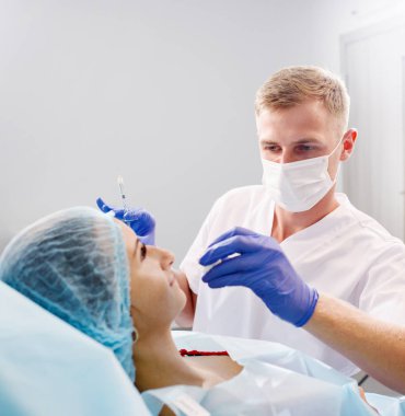 kız ne plastik tıbbi klinik işleminde; Doktor büyütme operasyonu dudak; Dudak enjeksiyon işlemi