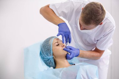 kız ne plastik tıbbi klinik işleminde; Doktor büyütme operasyonu dudak; Dudak enjeksiyon işlemi
