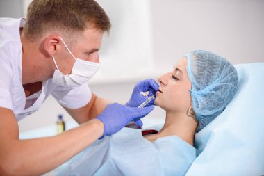 kız ne plastik tıbbi klinik işleminde; Doktor büyütme operasyonu dudak; Dudak enjeksiyon işlemi