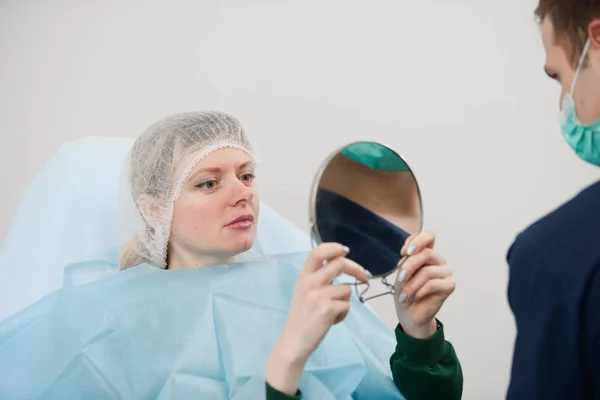 Kız Plastik Tıbbi Klinik Işleminde Doktor Büyütme Operasyonu Dudak Dudak — Stok fotoğraf