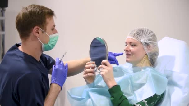 Meisje Doen Kunststof Operatie Medische Kliniek Arts Lip Vergroting Chirurgie — Stockvideo