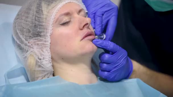 女孩在诊所做整形手术 医生做唇部隆鼻手术 在嘴唇上注射操作 — 图库视频影像