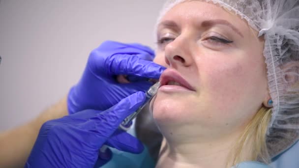 Mädchen Machen Plastische Operation Der Klinik Arzt Macht Lippenvergrößerungschirurgie Injektion — Stockvideo