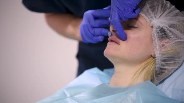 女孩在诊所做整形手术 医生做唇部隆鼻手术 在嘴唇上注射操作 — 图库视频影像