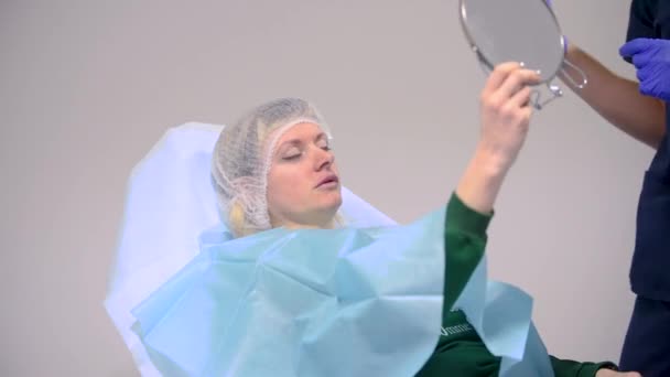 女の子は整形で診療 医者は唇の豊胸手術 唇に注入する操作 — ストック動画