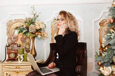 Kız büyük Loft Studio yılbaşı ağacı, yılbaşı dekor ile dizüstü bilgisayar kullanın. Öğrenci araştırma süreci Work.Young iş kadın çalışma yaratıcı başlangıç modern Office.Analyze Pazar stok, yeni strateji