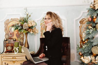 Kız büyük Loft Studio yılbaşı ağacı, yılbaşı dekor ile dizüstü bilgisayar kullanın. Öğrenci araştırma süreci Work.Young iş kadın çalışma yaratıcı başlangıç modern Office.Analyze Pazar stok, yeni strateji