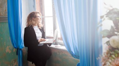 Kız büyük Loft Studio yılbaşı ağacı, yılbaşı dekor ile dizüstü bilgisayar kullanın. Öğrenci araştırma süreci Work.Young iş kadın çalışma yaratıcı başlangıç modern Office.Analyze Pazar stok, yeni strateji