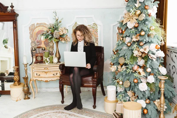 Kız büyük Loft Studio yılbaşı ağacı, yılbaşı dekor ile dizüstü bilgisayar kullanın. Öğrenci araştırma süreci Work.Young iş kadın çalışma yaratıcı başlangıç modern Office.Analyze Pazar stok, yeni strateji