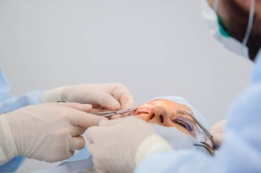 Blefaroplasti, plastik cerrahi operasyon kusurları, deformiteleri ve göz kapakları disfigurations düzeltmek ve estetik yüz göz bölgesini değiştirmek için. tıbbi klinikte