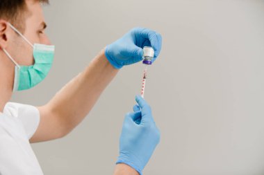 Botulinum toksini bir nörotoksik protein bakteri Clostridium botulinum tarafından üretilen ve türler ile ilgili olduğunu.
