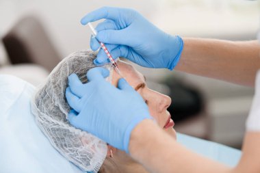 Botulinum toksini bir nörotoksik protein bakteri Clostridium botulinum tarafından üretilen ve türler ile ilgili olduğunu.