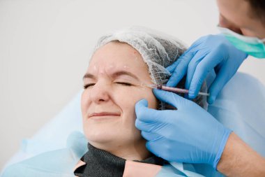 Botulinum toksini bir nörotoksik protein bakteri Clostridium botulinum tarafından üretilen ve türler ile ilgili olduğunu.