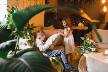 Anne ve kızı caffe çiçeklerle. Evlat annesine çiçek ver. sevimli bir aile. Dünya Kadınlar günü 8 Mart kutluyor