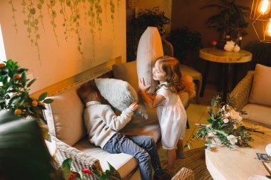 Anne ve kızı caffe çiçeklerle. Evlat annesine çiçek ver. sevimli bir aile. Dünya Kadınlar günü 8 Mart kutluyor