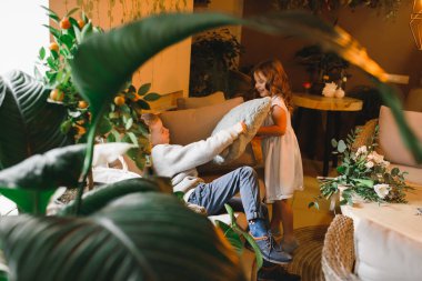 Anne ve kızı caffe çiçeklerle. Evlat annesine çiçek ver. sevimli bir aile. Dünya Kadınlar günü 8 Mart kutluyor