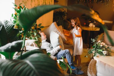 Anne ve kızı caffe çiçeklerle. Evlat annesine çiçek ver. sevimli bir aile. Dünya Kadınlar günü 8 Mart kutluyor