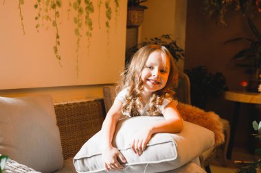 Anne ve kızı caffe çiçeklerle. Evlat annesine çiçek ver. sevimli bir aile. Dünya Kadınlar günü 8 Mart kutluyor