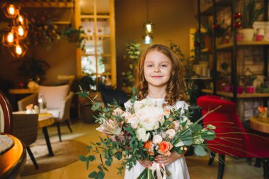 Anne ve kızı caffe çiçeklerle. Evlat annesine çiçek ver. sevimli bir aile. Dünya Kadınlar günü 8 Mart kutluyor