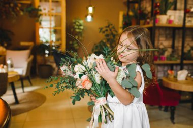Anne ve kızı caffe çiçeklerle. Evlat annesine çiçek ver. sevimli bir aile. Dünya Kadınlar günü 8 Mart kutluyor
