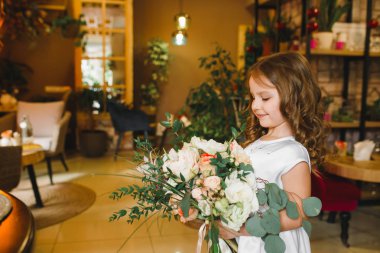 Anne ve kızı caffe çiçeklerle. Evlat annesine çiçek ver. sevimli bir aile. Dünya Kadınlar günü 8 Mart kutluyor