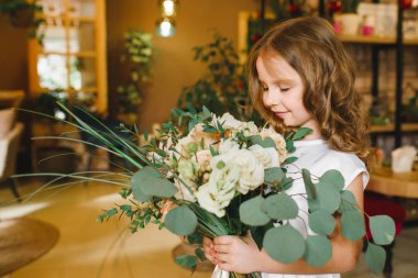 Anne ve kızı caffe çiçeklerle. Evlat annesine çiçek ver. sevimli bir aile. Dünya Kadınlar günü 8 Mart kutluyor
