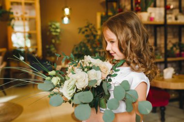 Anne ve kızı caffe çiçeklerle. Evlat annesine çiçek ver. sevimli bir aile. Dünya Kadınlar günü 8 Mart kutluyor