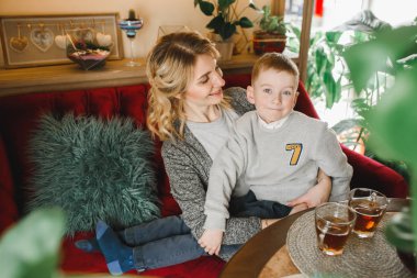 Anne ve kızı caffe çiçeklerle. Evlat annesine çiçek ver. sevimli bir aile. Dünya Kadınlar günü 8 Mart kutluyor