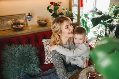 Anne ve kızı caffe çiçeklerle. Evlat annesine çiçek ver. sevimli bir aile. Dünya Kadınlar günü 8 Mart kutluyor