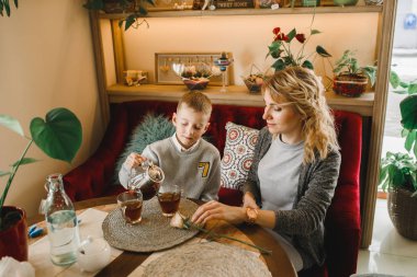 Anne ve kızı caffe çiçeklerle. Evlat annesine çiçek ver. sevimli bir aile. Dünya Kadınlar günü 8 Mart kutluyor